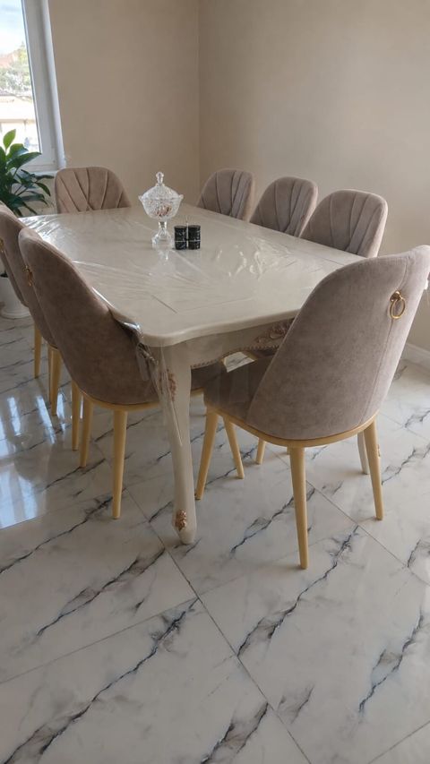 Masa dəsti satılır 600₼. 8 oturcağı var.Ünvan binə — Bakı
