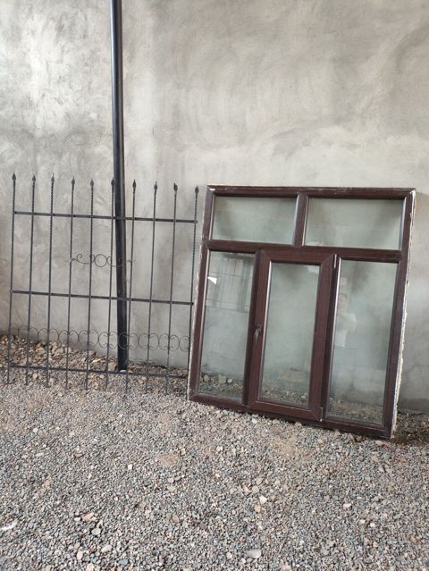 PVC pəncərə bloku və metal barmaqlıq - Material: tünd qəhvəyi rəngli — Gəncə