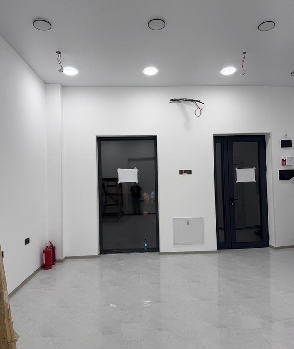 Satılır: Vitrinli obyekt (ofis/mağaza/servis sahəsi) Xüsusiyyətlər — Daşınmaz əmlak, Bakı (2)
