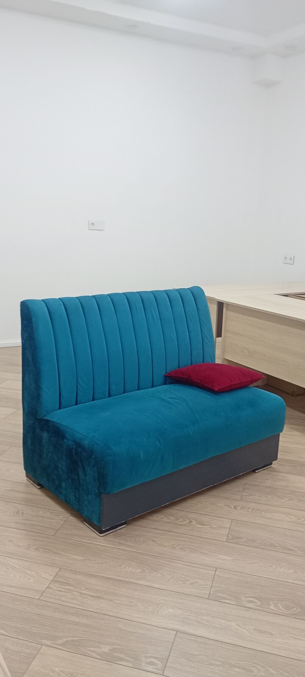 Kompakt 2 nəfərlik divan – mavi məxmər/parça üzlüklə - Rəng: tünd — Mebel, Bakı