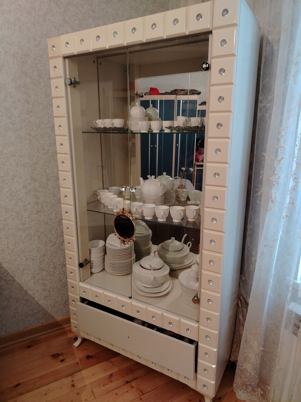 Şüşəli qab vitrin şkafı - Material: MDF karkas, ön və yan hissələrdə — Şkaflar, Digah (2)