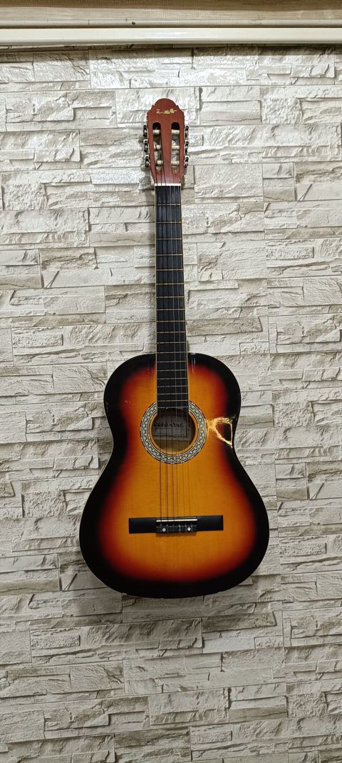 Klassik akustik gitara – sunburst (sarıdan qara keçid) rəng keçidi — Ağdam