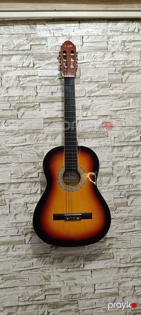 Klassik akustik gitara – sunburst (sarıdan qara keçid) rəng keçidi — Ağdam