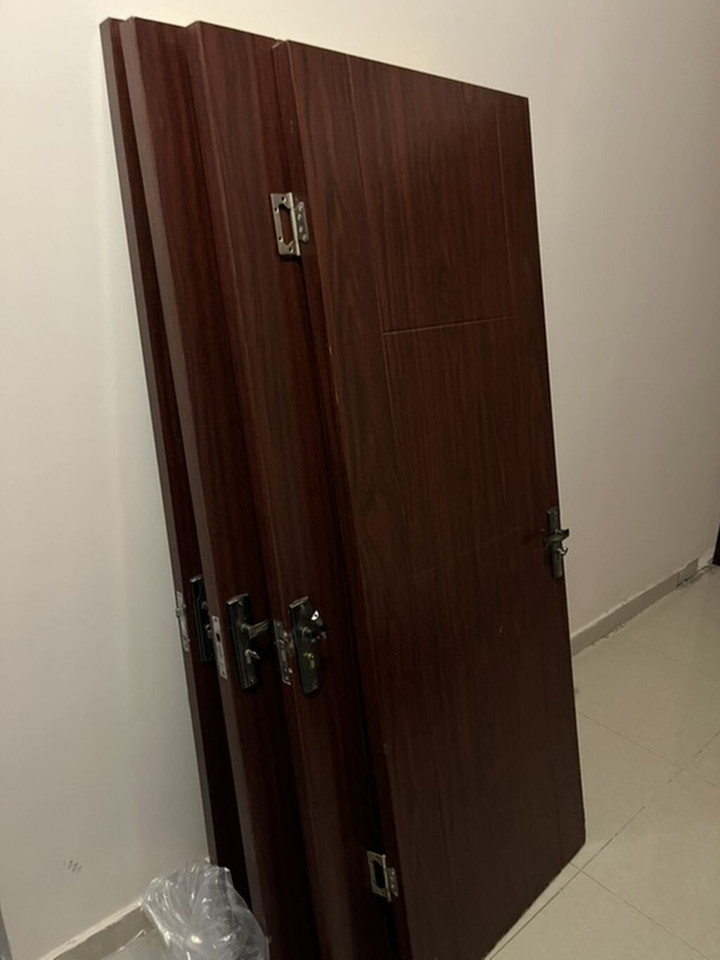 Qatı ağac teksturalı, tünd qəhvəyi rəngdə iç qapılar dəsti — Təmir və inşaat, Bakı