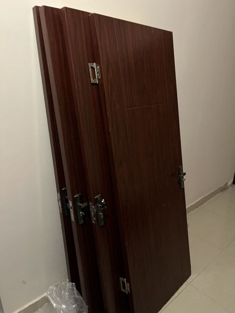 Qatı ağac teksturalı, tünd qəhvəyi rəngdə iç qapılar dəsti — Bakı