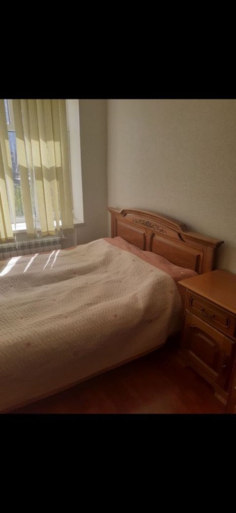 Taxt matrasli - Material: massiv ağac (isti qəhvəyi ton), oyma başlıq — Bakı