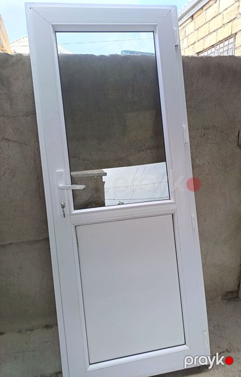 PVC qapı - Material: ağ rəngli PVC profil - Üst hissə: şüşəli bölmə