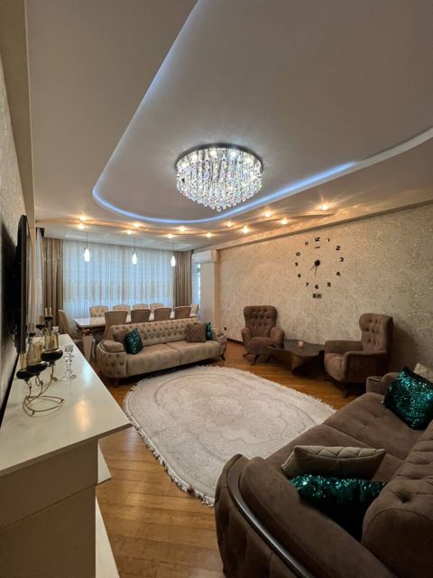 Satılır 4 otaqlı yeni tikili 180 m² — Bakı