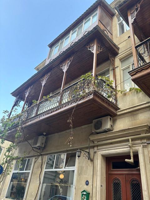 Satılır 4 otaqlı köhnə tikili 135 m² — Bakı