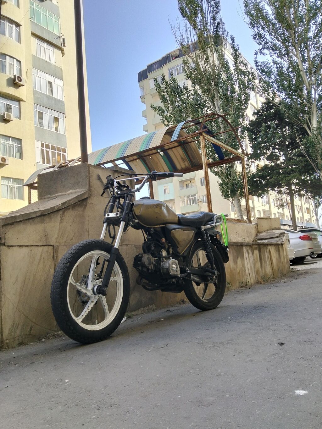 Qızılı-qara rəng çalarında, şəhər daxilində yüngül gedişlər üçün — Motosikletlər, Bakı (3)