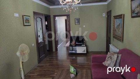 Satılır 8 otaqlı köhnə tikili 200 m²