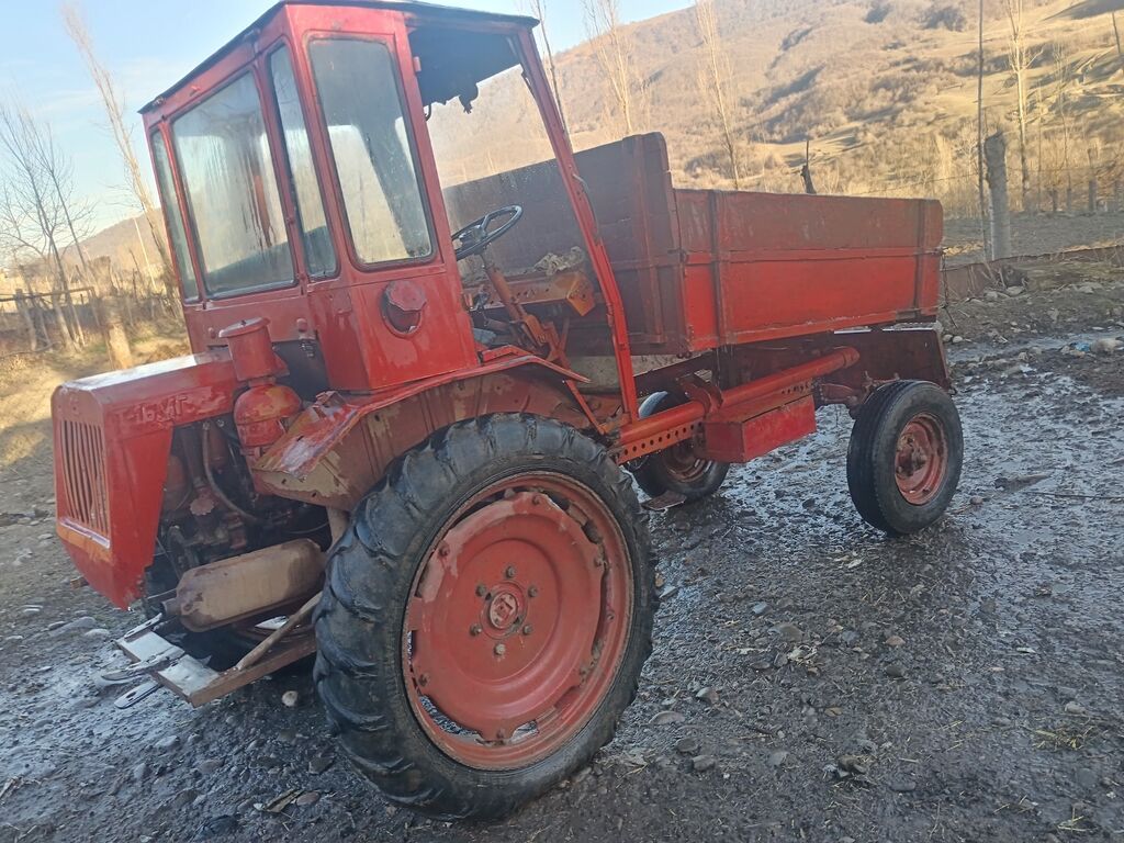 Qırmızı rəngli yığcam kənd təsərrüfatı traktoru, arxada yük daşımaq — Traktorlar, Bakı (7)