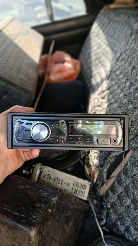 Pioneer DEH-3250UB avtomobil maqnitofonu - Ön panel: böyük səs — Masazır