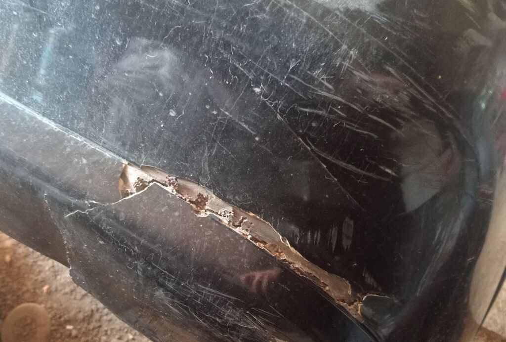 Bmw e39 arxa bamperi şəkildə göründüyü kimi balaca yerdə qırığı var — Ehtiyat hissələri, Bakı (3)