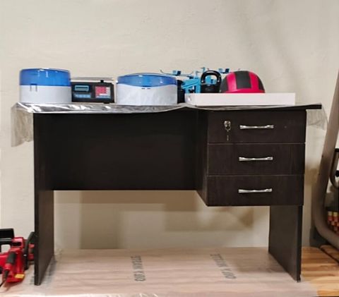 Ofis/iş masası – yan çekmecəli - Material: laminat/taxta quruluşlu — Mehdiabad