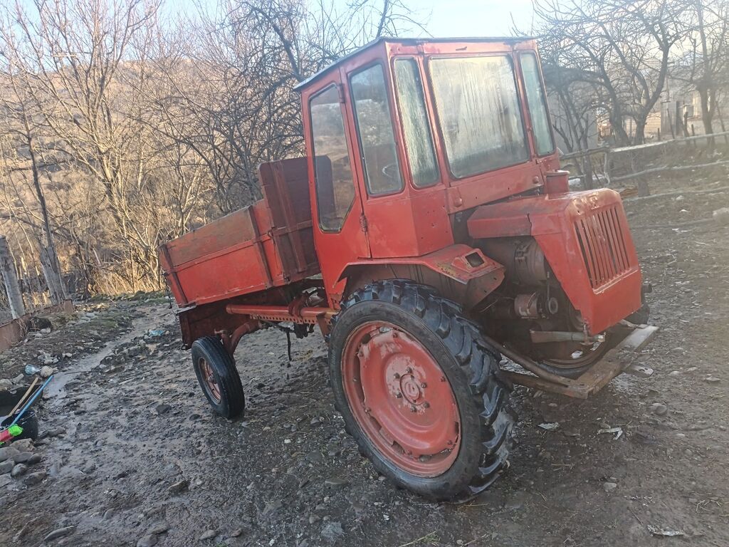 Qırmızı rəngli yığcam kənd təsərrüfatı traktoru, arxada yük daşımaq — Traktorlar, Bakı (3)