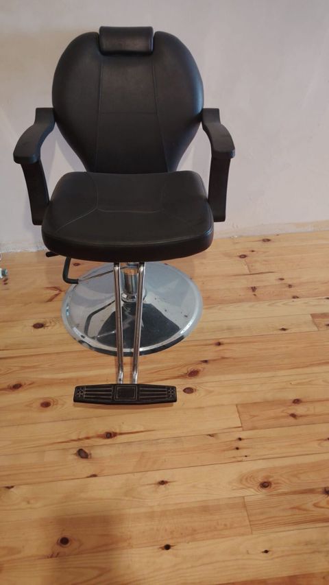 *Salon Kreslosu Satilir* *qiymeti 220₼* *ünvan Hövsan z⁹⁰kod7300* — Bakı