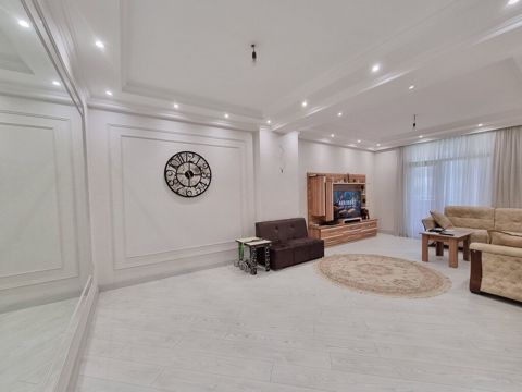 Satılır 4 otaqlı yeni tikili 180 m² — Bakı