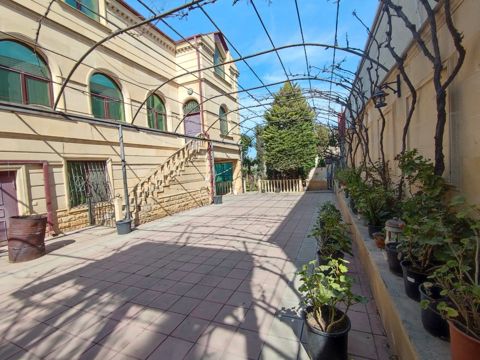 Satılır 6 otaqlı həyət evi/bağ evi 450 m² — Bakı