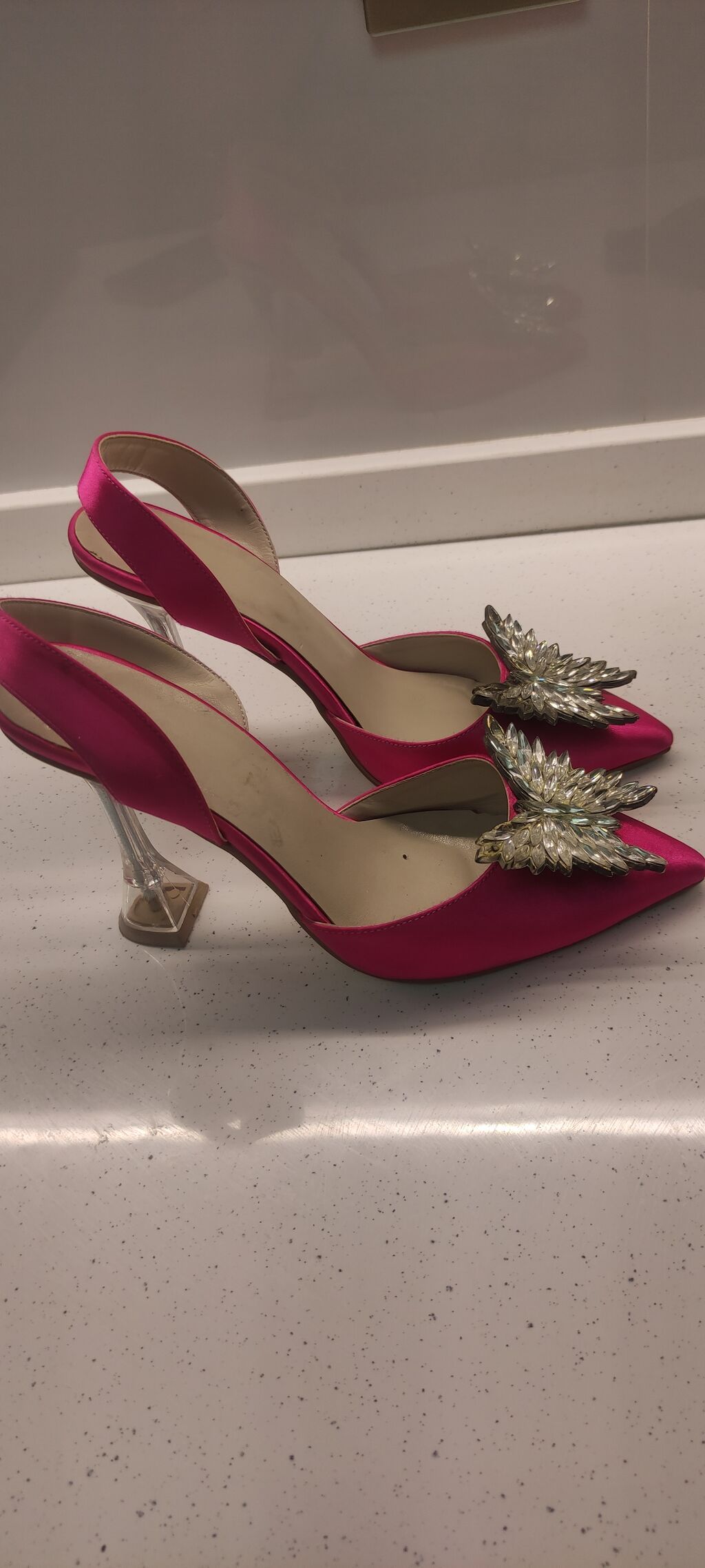 Qadın geyimi – parlaq çəhrayı satenden açıq arxalı (slingback) — Şəxsi əşyalar, Bakı (2)