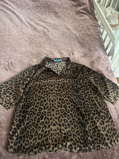 Leopard naxışlı qadın köynəyi - Model: qısaqoll, klassik yaxalı — Digah