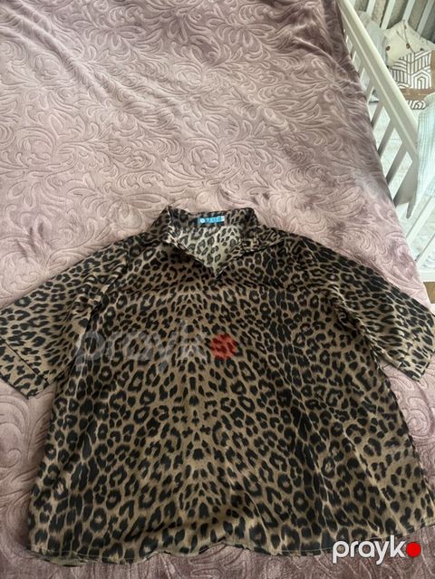 Leopard naxışlı qadın köynəyi - Model: qısaqoll, klassik yaxalı