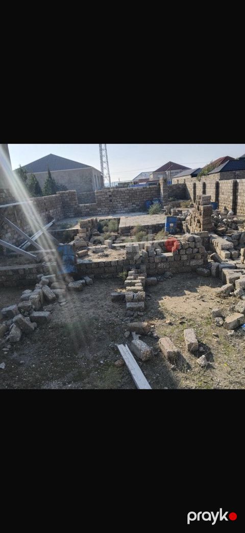 4 sot torpaq sahəsi, Binə qəs