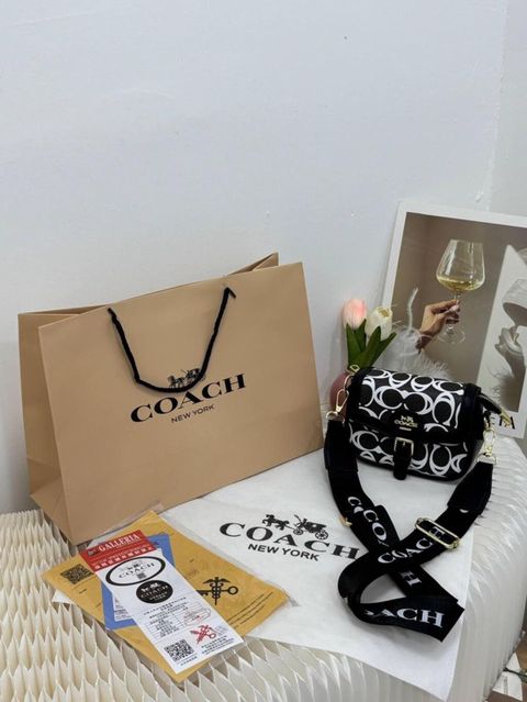 Coach New York çiyin çantası - Model: Kiçik flapli crossbody - Rəng — Xırdalan