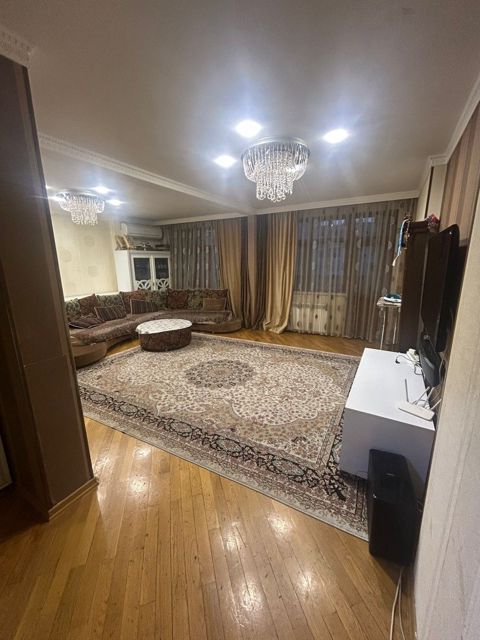 Satılır 4 otaqlı köhnə tikili 125 m² — Bakı