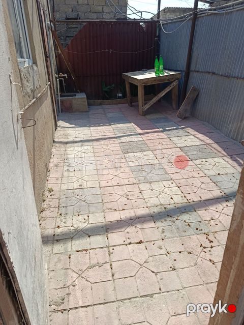 Salam iki otaq bir salon kunasi hamam tualet birdi qaz işıq sizlikdi