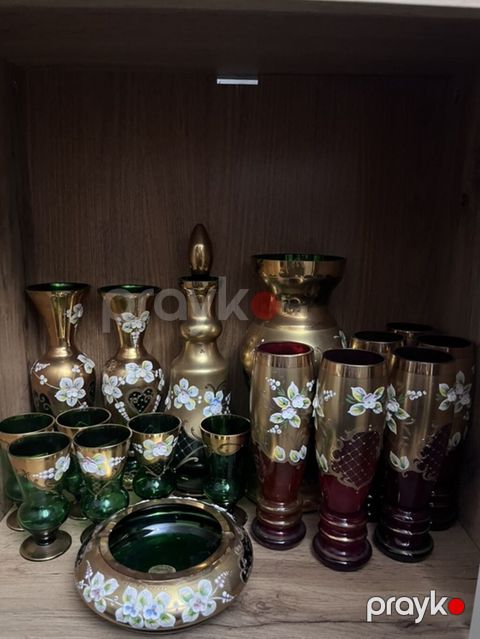 Zərif şüşə-bədii qablar dəsti - Material: rəngli şüşə (yaşıl və bordo