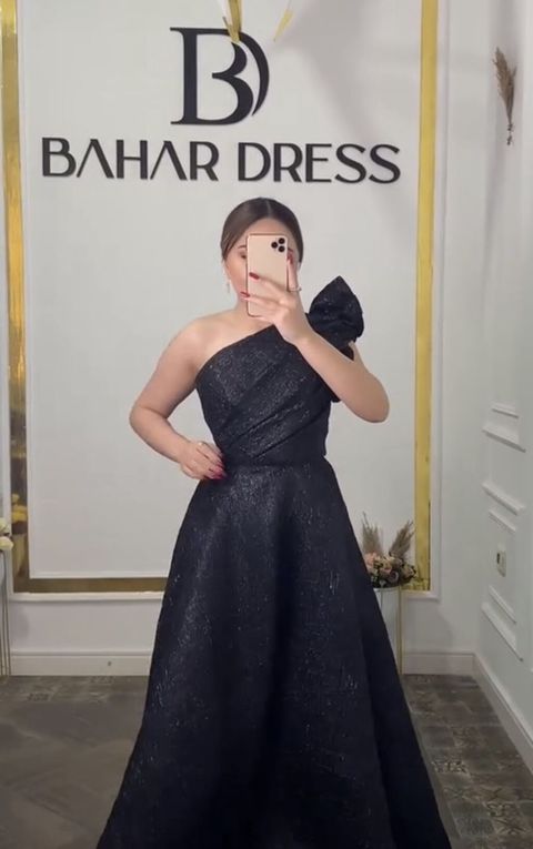 Bahar Dress gecə geyimi – zərif qara rəngdə, asimmetrik birqollu — Mingəçevir