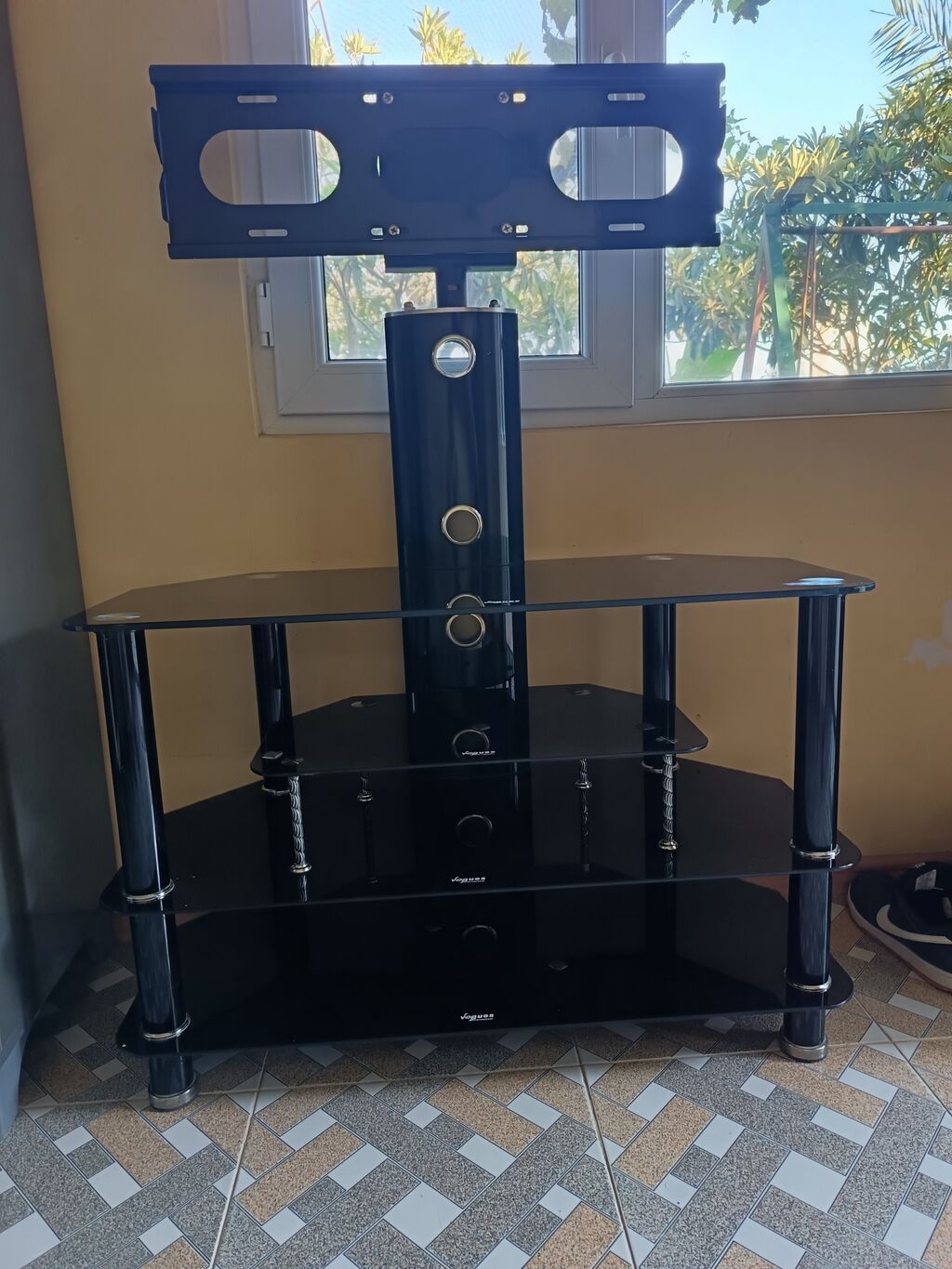 Qara şüşə TV stendi və divar asılqanı kombinə olunmuş model - Üstündə — Mebel, Bakı (2)