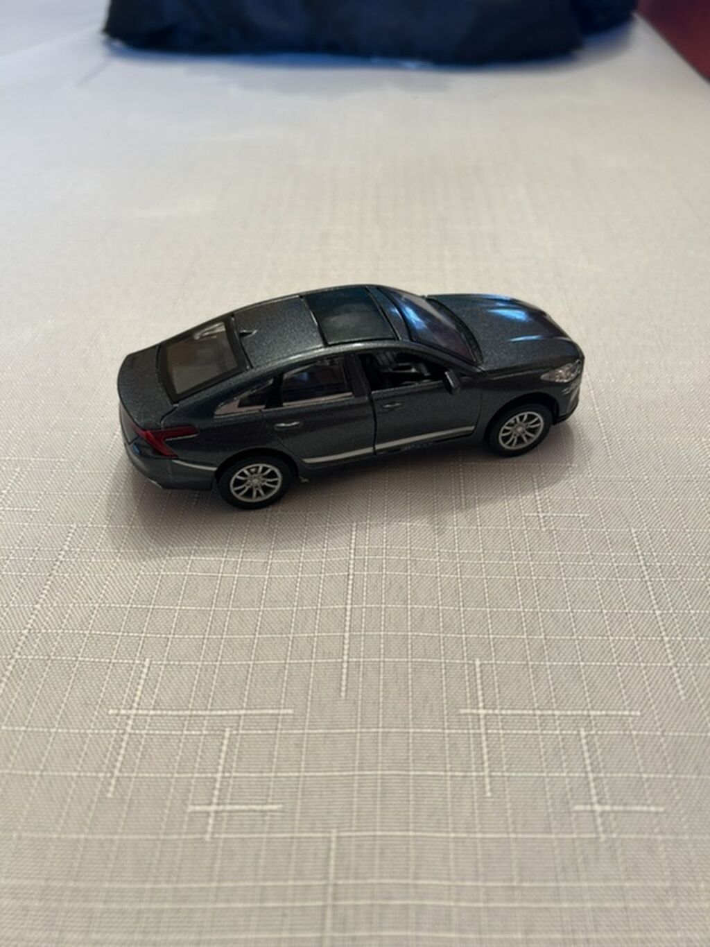 Metal model avtomobil – sedan/krossover üslubunda miniatura — Oyuncaqlar, Bakı (4)