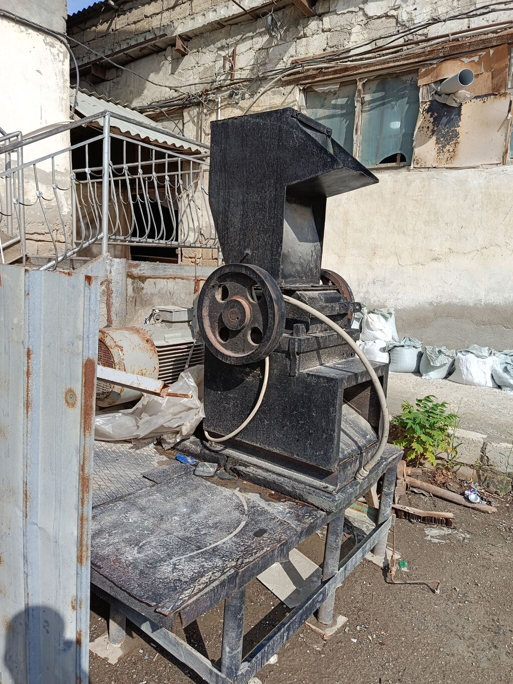 Sənaye tipli plastik və digər bərk materialların xırdalanması üçün — Biznes və avadanlıq, Bakı (3)