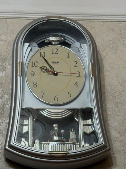 Divar saatı — Bakı