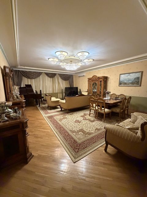 Satılır 4 otaqlı yeni tikili 150 m² — Bakı