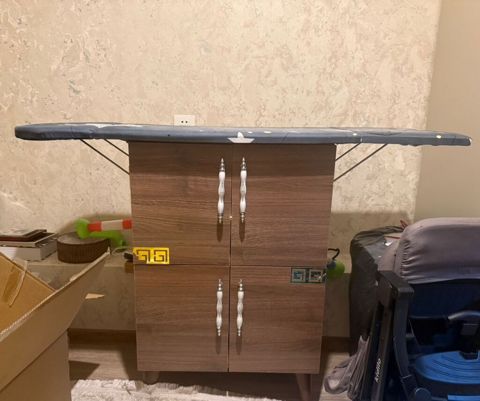 Ütü masası ilə şkaf kombinasiyası ustunde iki tocka yungul desiyi var — Bakı
