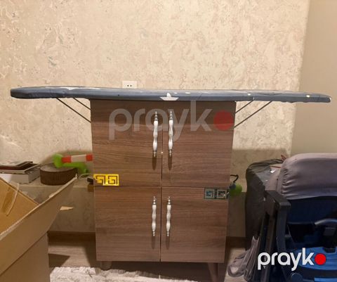 Ütü masası ilə şkaf kombinasiyası ustunde iki tocka yungul desiyi var — Bakı