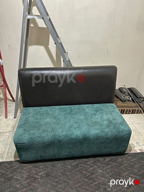 İki rəngli mini oturacaq/mini divan - Dizayn: Arxa hissə qara süni