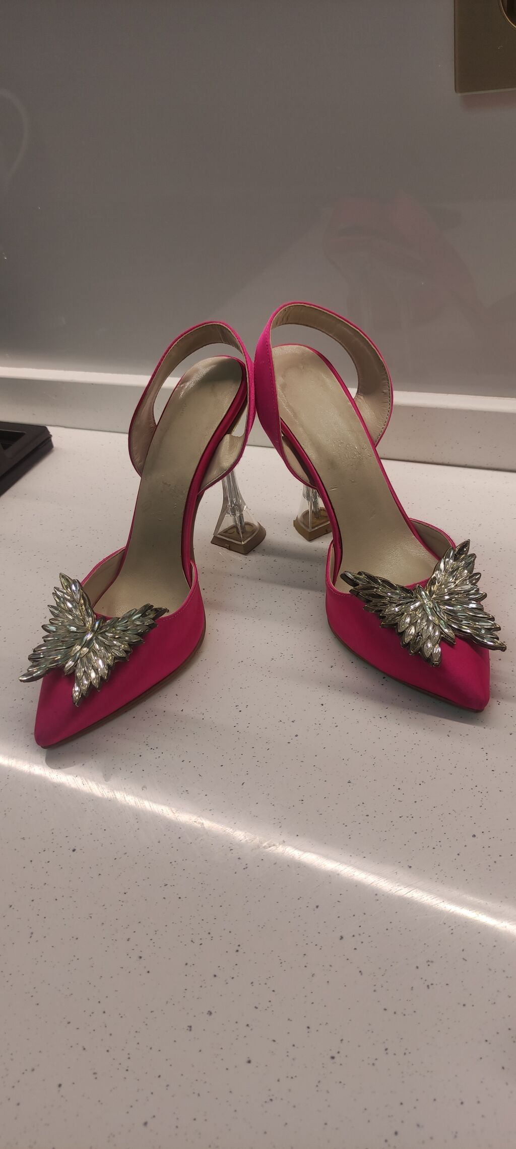 Qadın geyimi – parlaq çəhrayı satenden açıq arxalı (slingback) — Şəxsi əşyalar, Bakı (3)
