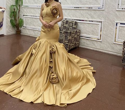 Karset modeldi, üzərindəki güller cıxarılıb vəya yeru deyişdirilı — Gəncə
