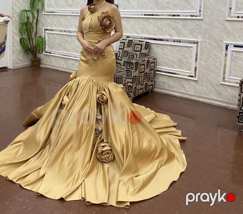 Karset modeldi, üzərindəki güller cıxarılıb vəya yeru deyişdirilı