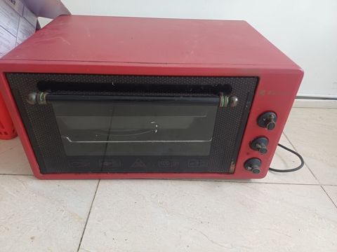 Qırmızı rəngli elektrik mini-sobə - Kompakt masaüstü elektrik sobəsi — Bakı