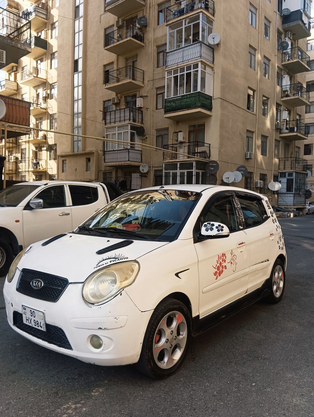 Kia Picanto, ağ rəng, hetçbek gövdə. Xüsusiyyətlər: - Kompakt şəhər — Avto, Bakı (2)