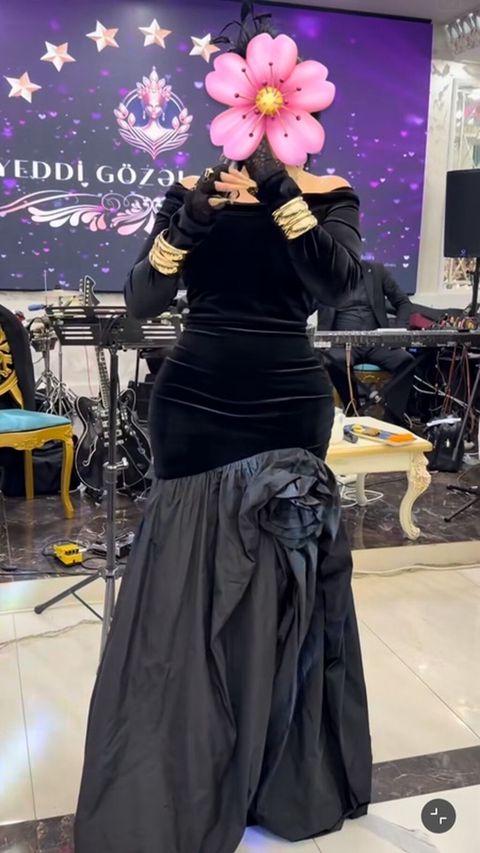 Qadınlar üçün qara gecə libası - Model: off-shoulder, uzun, bədənə — Bakı