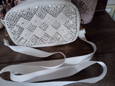 Ağ rəngli çiyin/çarpaz asma çanta - Material: süni dəri gövdə, ön — Xırdalan