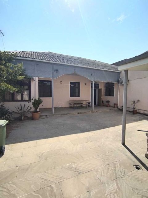 Satılır 5 otaqlı həyət evi/bağ evi 200 m² — Bakı