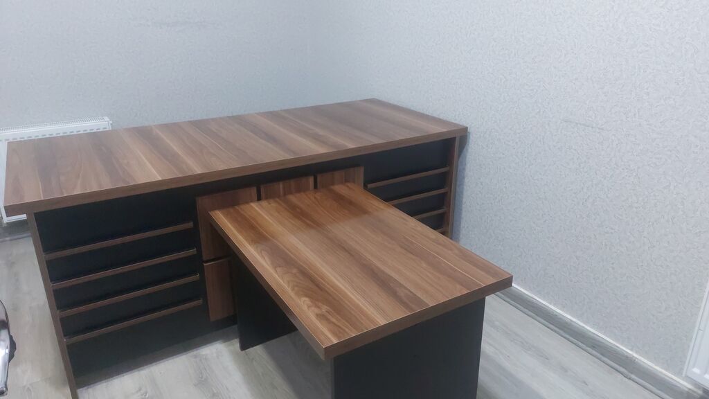 Ofis üçün L‑şəkilli rəhbər masa dəsti - Dizayn: Tünd gövdə və qoz — Ofis mebeli, Bakı (2)