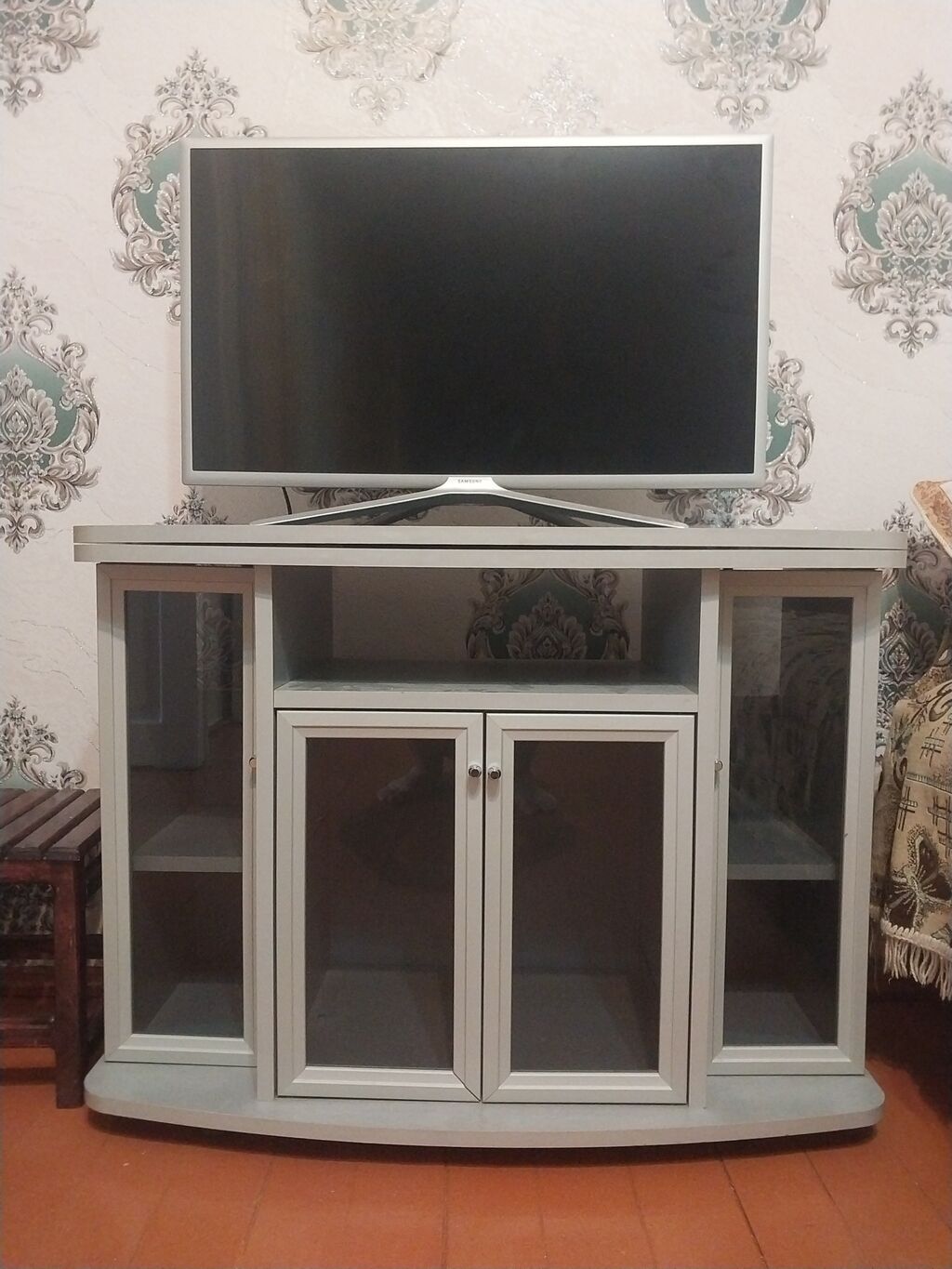 Tv altlığı satılır Vəziyyəti: İdeal Çoxfunksiyalıdır. Üst hissəsi — Televizor altlıqları və standlar, Digah